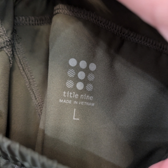 Title Nine Green Switchback Ultralight Hiking Joggers. Large - Picture 3 of 3